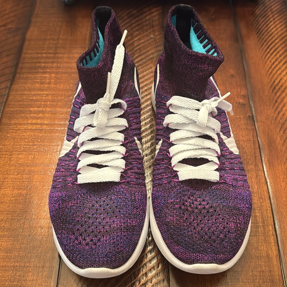 NIKE - Picture 5 of 8